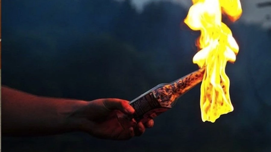 ΈΚΤΑΚΤΟ: Επίθεση σε διμοιρία των ΜΑΤ στο Πολυτεχνείο